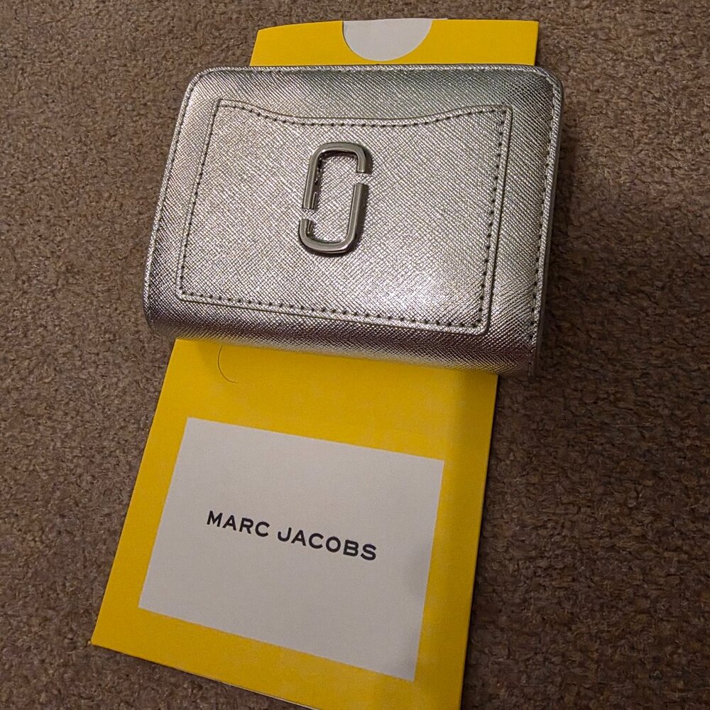Marc Jacobs Silver Leather Wallet Compact Zip Coin Purse New